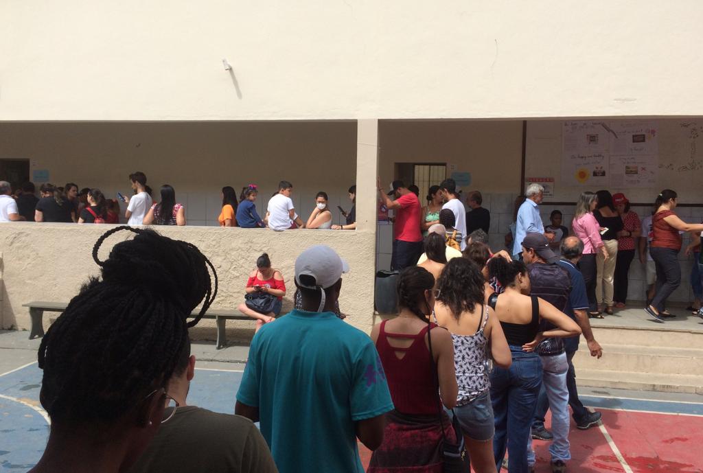 Cinco urnas são substituídas em Juiz de Fora 1 fila eleicoes by felipe couri