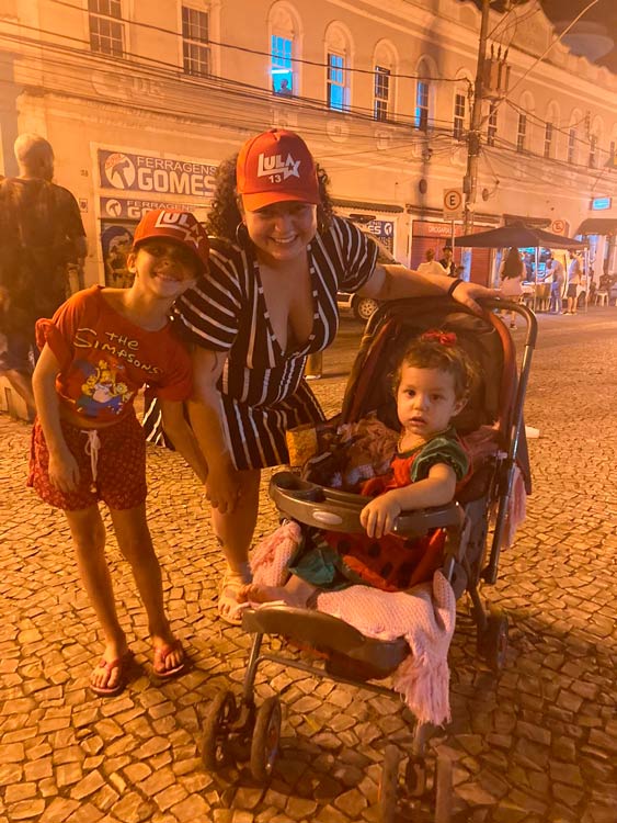 Juiz-foranos comemoram vitória de Lula na Praça da Estação 2 lula caroline naia by leonardo costa