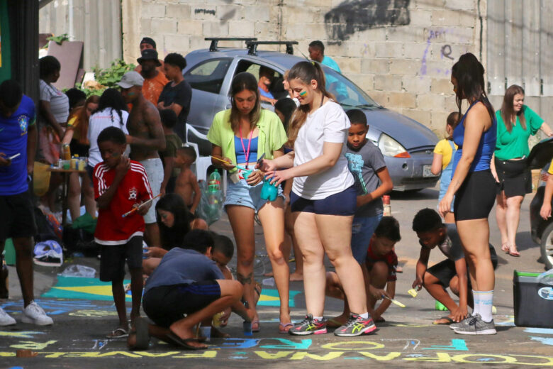 Tradição resgatada: rua ganha as cores da Bandeira do Brasil 4 2Rua pinturas copa do mundo by felipe couri scaled e1668889792927