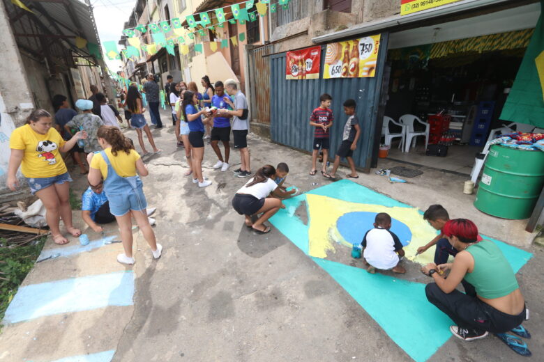 Tradição resgatada: rua ganha as cores da Bandeira do Brasil 3 6Rua pinturas copa do mundo by felipe couri scaled e1668889669394