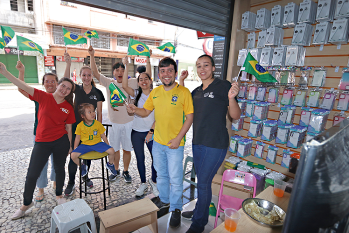 Trabalhadores conciliam rotina em JF com atenção à vitória do Brasil 3 COPA 06 Leonardo Costa