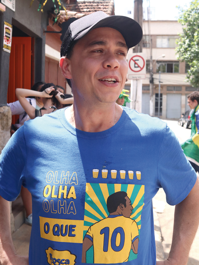 Trabalhadores conciliam rotina em JF com atenção à vitória do Brasil 2 COPA 08 Leonardo Costa