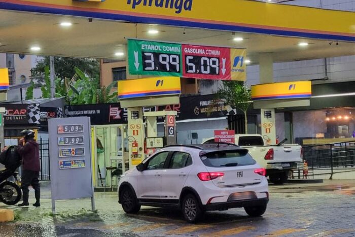 Mesmo sem reajuste da Petrobras, gasolina sobe R$ 0,19 em JF 1 gasolina