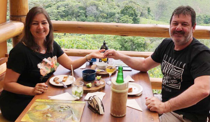 Leda Nogueira e Luciano Bastos 161122 no Oliva Bistro no feriado em Ibitipoca enviada pela Giglia 1