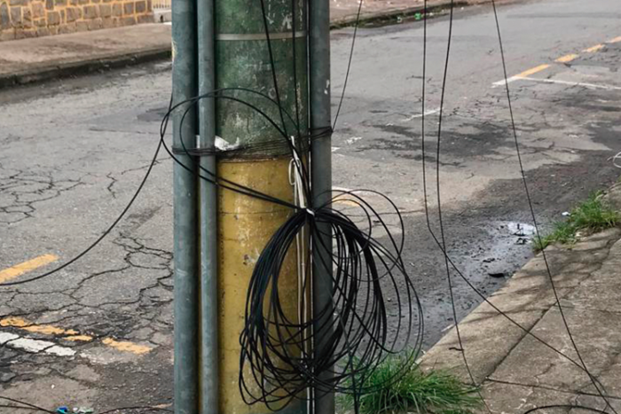 Fios soltos na Américo Luz 1 VU 15 12