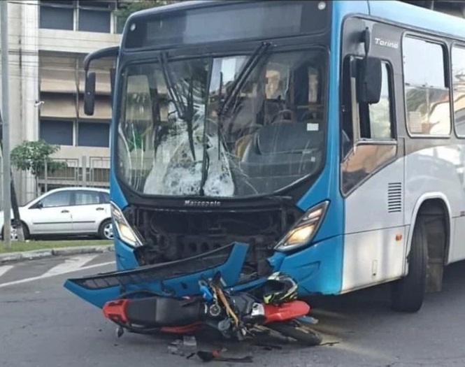 Batida entre moto e ônibus na Rio Branco deixa motociclista inconsciente 1 batida rio branco reproducao redes sociais