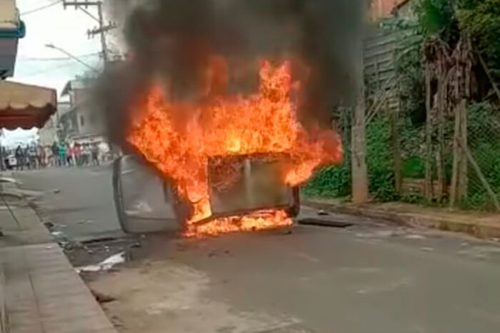 Moradores colocam fogo em carro de suposto pedófilo na Vila Esperança I 1 fogo carro vila esperanca redes sociais