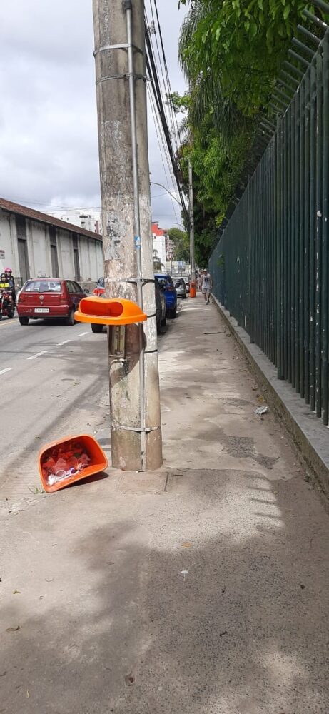 Lixeiras quebradas na Rua Mariano Procópio contribuem para descarte irregular de lixo 1 vu 29.11