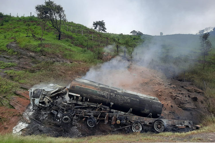 Caminhão-tanque carregado com combustíveis pega fogo na MG-448 1 Caminhao pega fogo mg448 Divulgacao Corpo de Bombeiros