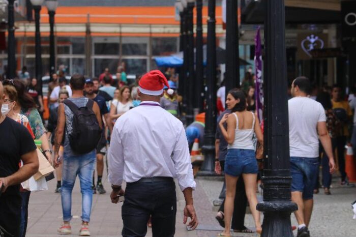 Consumidores vão às ruas neste sábado para garantir presentes de Natal 2 LEONARDO COSTA COMERCIO NATAL 000 site