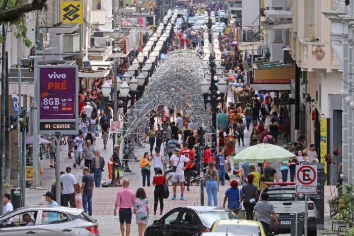Consumidores vão às ruas neste sábado para garantir presentes de Natal 1 LEONARDO COSTA COMERCIO NATAL 007 site
