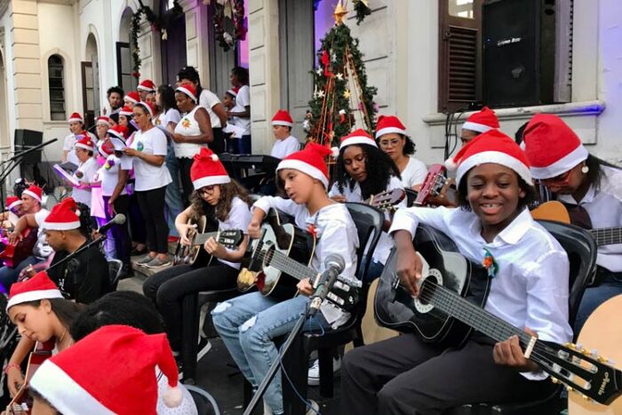 Centro Cultural Dnar Rocha apresenta Cantata de Natal com 65 vozes 1 natal