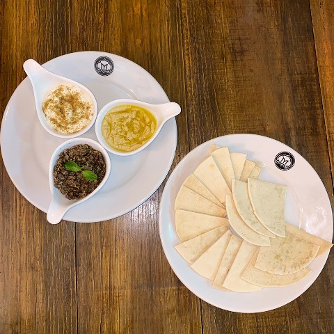Trio de pastas - Quibe cru, labne e homus Trio de pastas - Quibe cru, labne e homus
