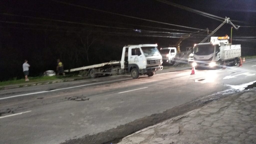 Carro bate e derruba poste na Avenida Brasil 2 acidente av brasil by samu 2