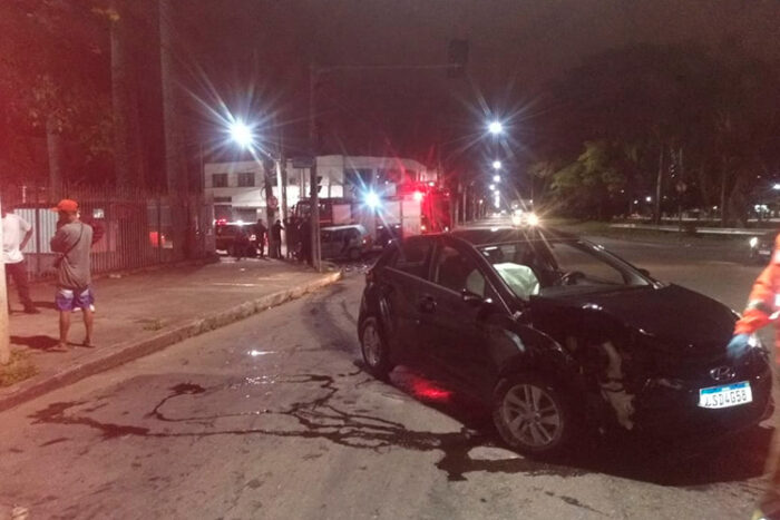 Duas pessoas ficam feridas após batida entre carros na Avenida Brasil 1 acidente avbrasil by bombeiros