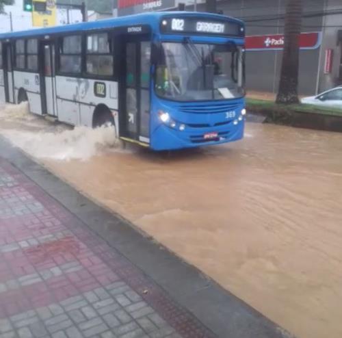 Forte chuva causa alagamento e queda de árvores em Juiz de Fora 1 chuva rio branco 17 12 2022