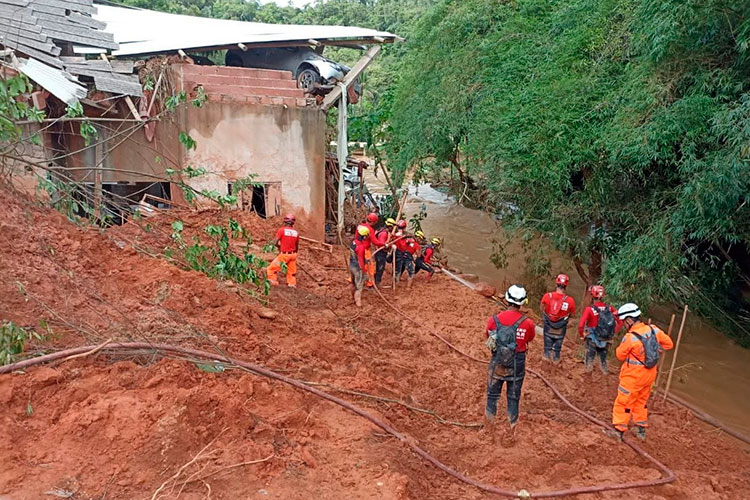 deslizamento antonio dias by bombeiros