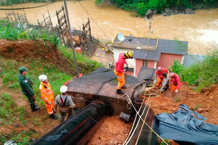 Operário fica soterrado após deslizamento de terra em Muriaé 1 soterramento muriae by bombeiros