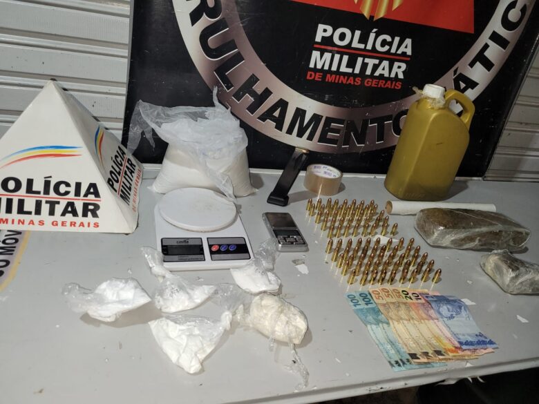 PM apreende drogas, prensa industrial e mais de 80 munições de pistola 1 2trafico de drogas na zona norte by pmmg e1674045473489