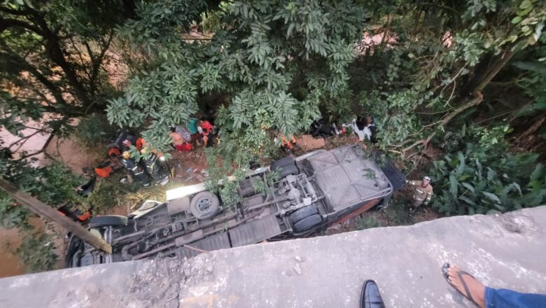 Acidente com ônibus deixa pelo menos quatro mortos na BR-116 2 Acidente na BR 116 by corpo de bombeiros e1675085050894
