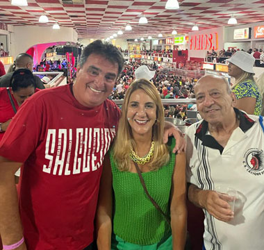 Coluna Cesar Romero - 26/01/2023 1 Amarildo e Denise Rezende Galhardo Brum com Alberto Rihan 090123 enviada pela Giglia com corte 1