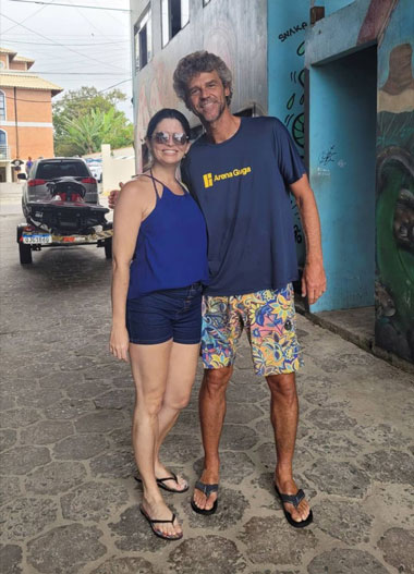 Coluna Cesar Romero - 19/01/2023 1 Fernanda Abreu e Guga Kuerten 180123 enviada pela Giglia com corte