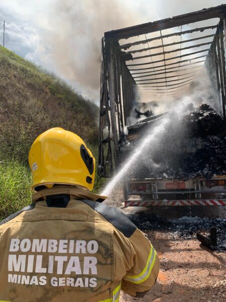Carreta pega fogo e mobiliza bombeiros durante 5 horas em rodovia 1 WhatsApp Image 2023 01 24 at 10.10.48 1 e1674568570901