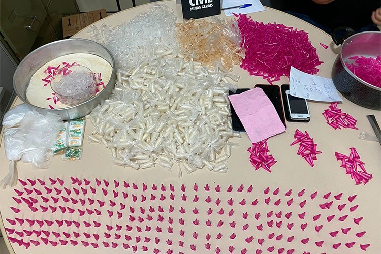 Adolescentes são apreendidos com mais de mil pinos de cocaína em Bicas 1 apreensão de drogas pela Polícia Civil em Bicas