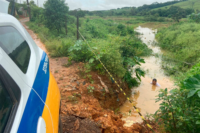 Jovem é preso após sacar arma para policiais e tentar fugir por córrego 1 apreensao corrego rio novo by pm