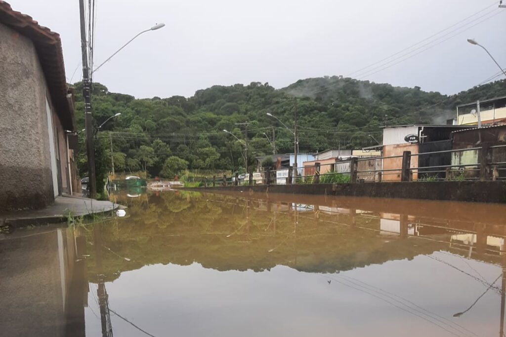 Córrego Humaitá transborda no Bairro Industrial 2 bairro industrial by erick wagner ferreira e1673353450229