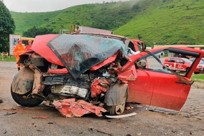 Batida entre carro e carreta deixa três mortos e dois feridos na BR-116 1 batida muriae by bombeiros