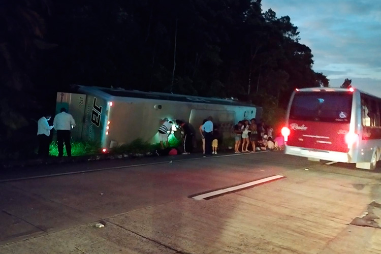 26 passageiros ficam feridos em tombamento de ônibus na BR-040 1 capotamento onibus 040