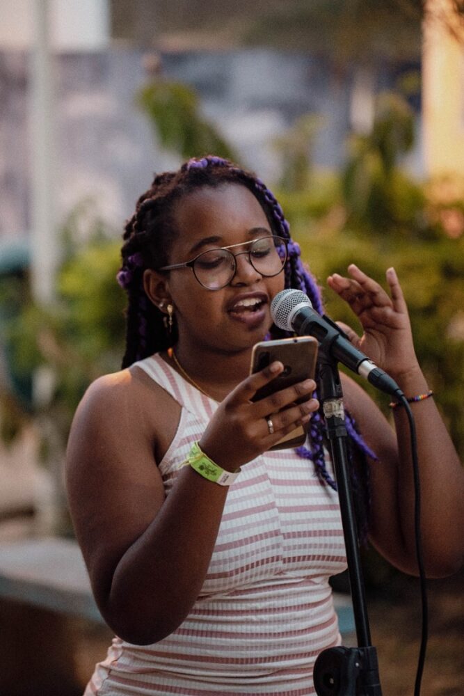 Decidindo o que vai ser, sendo tudo que pode: conheça Sophia Bispo, poetisa e slammer 2 coluna betta by Natalia Elmor internet