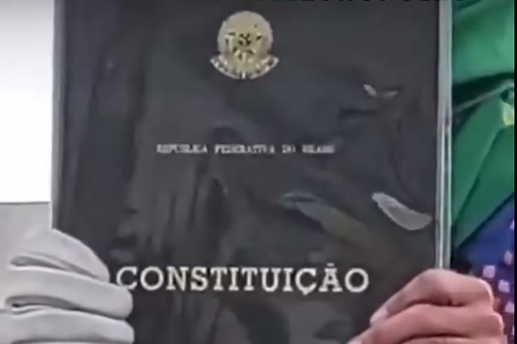 Réplica da Constituição levada do STF por golpistas é recuperada no Sul de Minas 1 constituicao roubada reproducao redes sociais