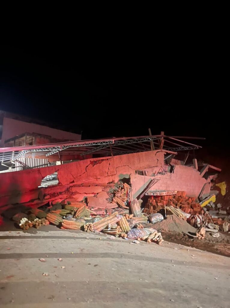 Deslizamento de terra causa desabamento de prédio em Cipotânea 2 desabamento cipotanea by bombeiros