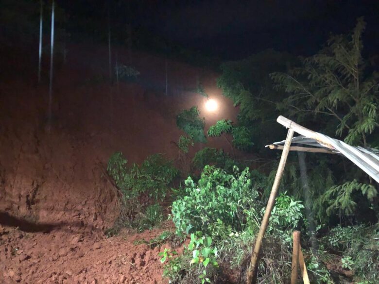 Chuvas: Santos Dumont tem deslizamentos e interrupção no fornecimento de água 1 deslizamento em santos dumont by bombeiros mg e1673360360931