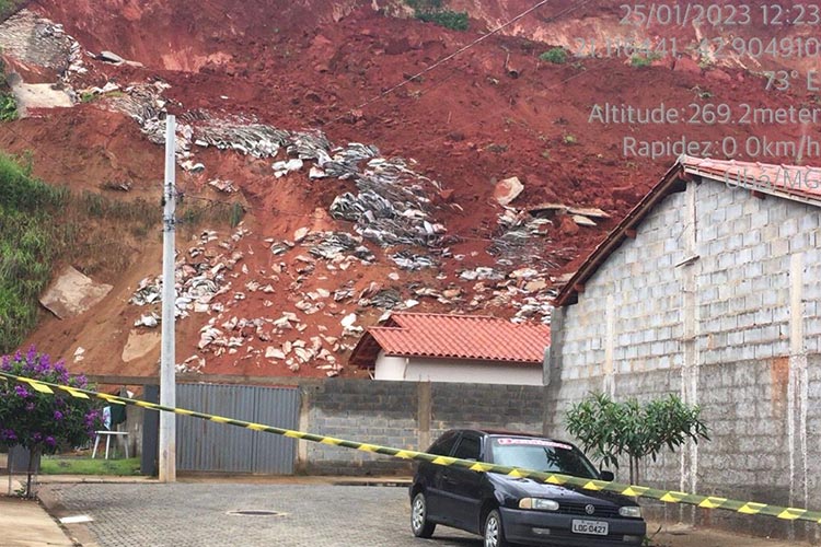 Casas são destruídas em deslizamento de terra em Ubá 1 deslizamento uba divulgacao defesa civil 1