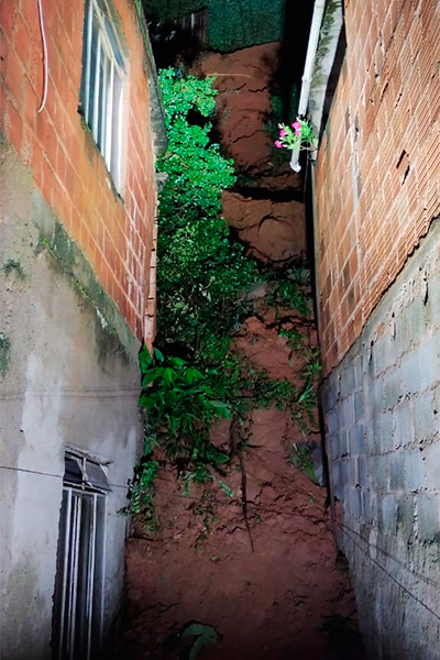 Deslizamento de terra compromete dois imóveis na Zona Sul 1 deslizamento vale verde2 by bombeiros