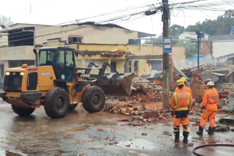 Corpo de vítima é encontrado sob escombros em imóvel que desabou após explosões 3 equipes da PJF no terreno by gabriel silva e1673007134951