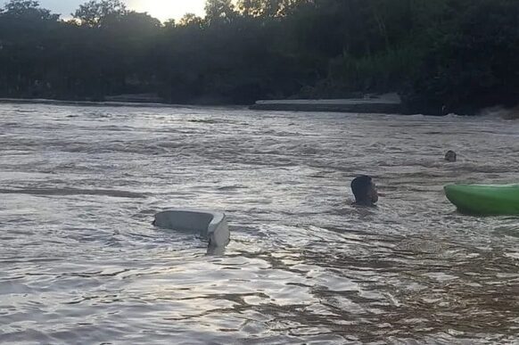 Crianças desaparecem em cachoeira em Guarani 1 Bombeiros buscam por crianças que teriam se afogado em cachoeira na cidade de guarani
