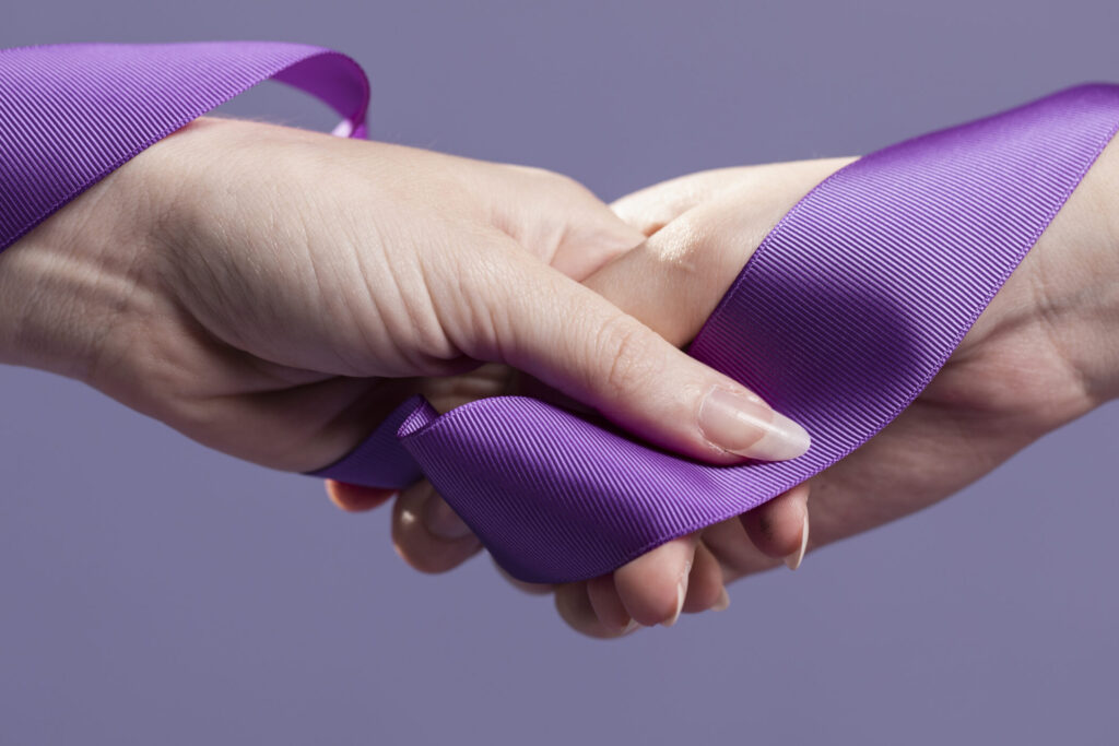 Janeiro roxo chama atenção para prevenção e tratamento da hanseníase 1 women hands holding purple satin ribbon scaled e1674831756432