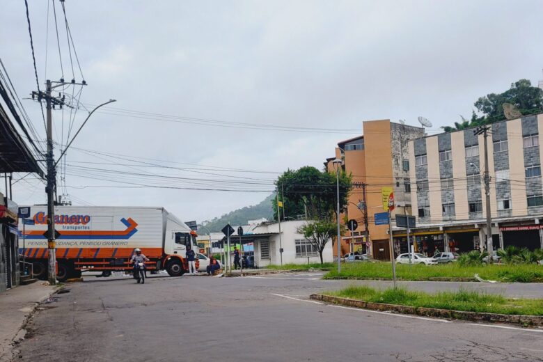 Trânsito no Cascatinha é normalizado após caminhão bloquear corredor de tráfego 1 2Acidente na Deusdedit Salgado by Eduardo Valente scaled e1677582029124