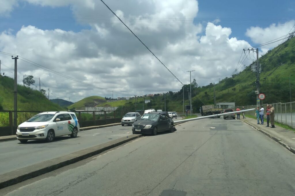 Batida derruba poste e interdita trânsito na Av. JK sentido Centro 2 2acidente carro na jk by pmmg.jpeg e1676045319109