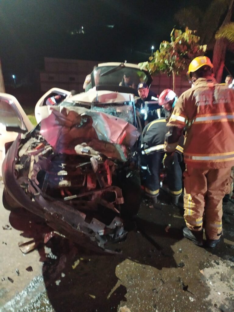 Batida entre carro e ônibus do Demlurb deixa um ferido 2 2acidente marilandia by bombeiros