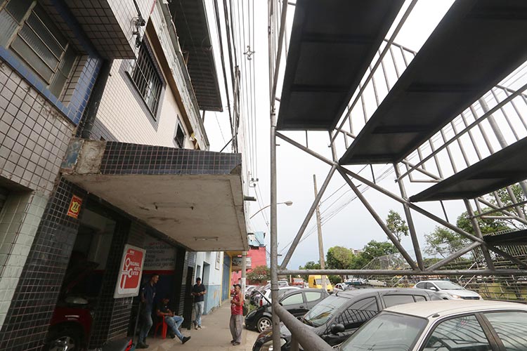 Ladrões arrombam loja e furtam cabos de energia na Avenida Brasil 1 ARQUIBANCADA 2 Felipe COuri arrombamento av brasil 1