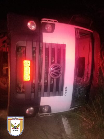 Caminhão tomba e bate em carro na MG-353 1 Acidente Coronel Pacheco by pmmg e1677068666541