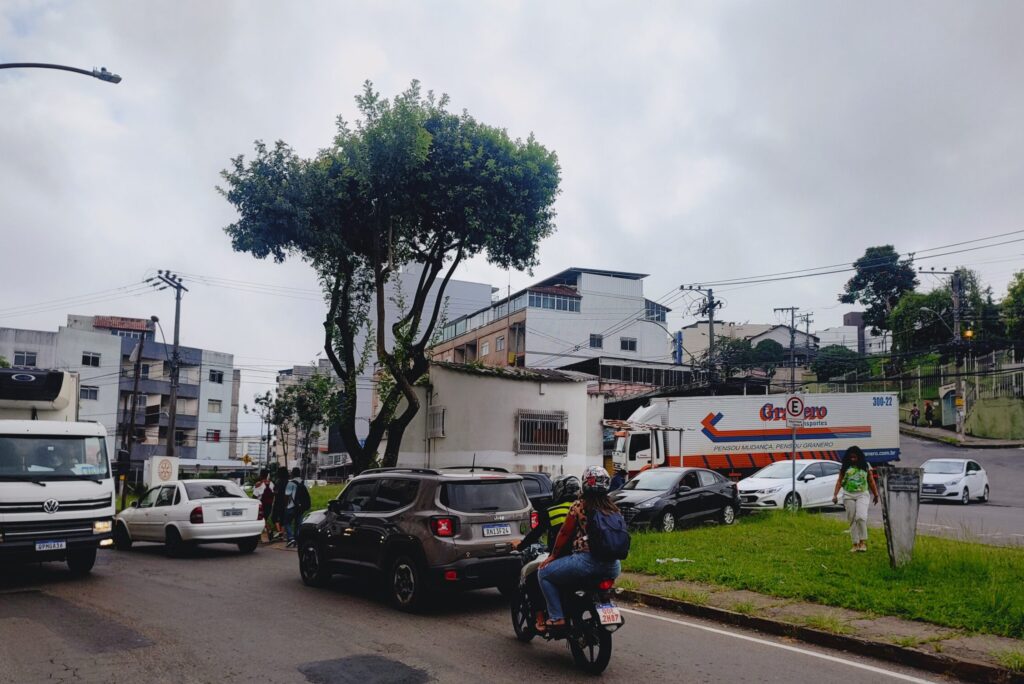 Trânsito no Cascatinha é normalizado após caminhão bloquear corredor de tráfego 2 Acidente na Deusdedit Salgado by Eduardo Valente scaled e1677581658149