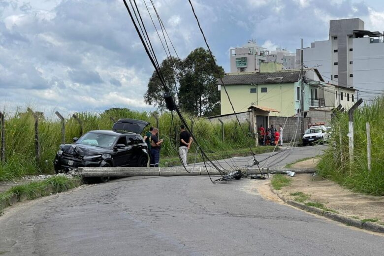 Carro derruba poste e causa desvio no trânsito no Mundo Novo 1 Carro bate em poste by gabriel magacho e1676302290935