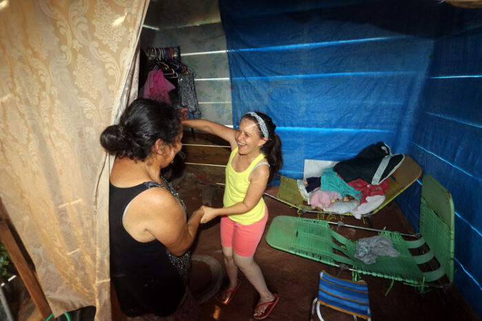 Vaquinha busca erguer casa para refugiada venezuelana e sua filha PCD 4 VENEZUELANA 1 Nohemi Felipe Couri