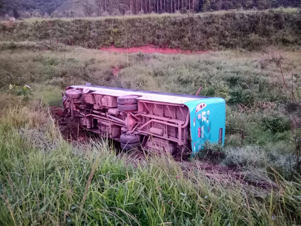 Acidente entre carro e ônibus deixa um morto na BR-267 2 acidente bombeiros MG1